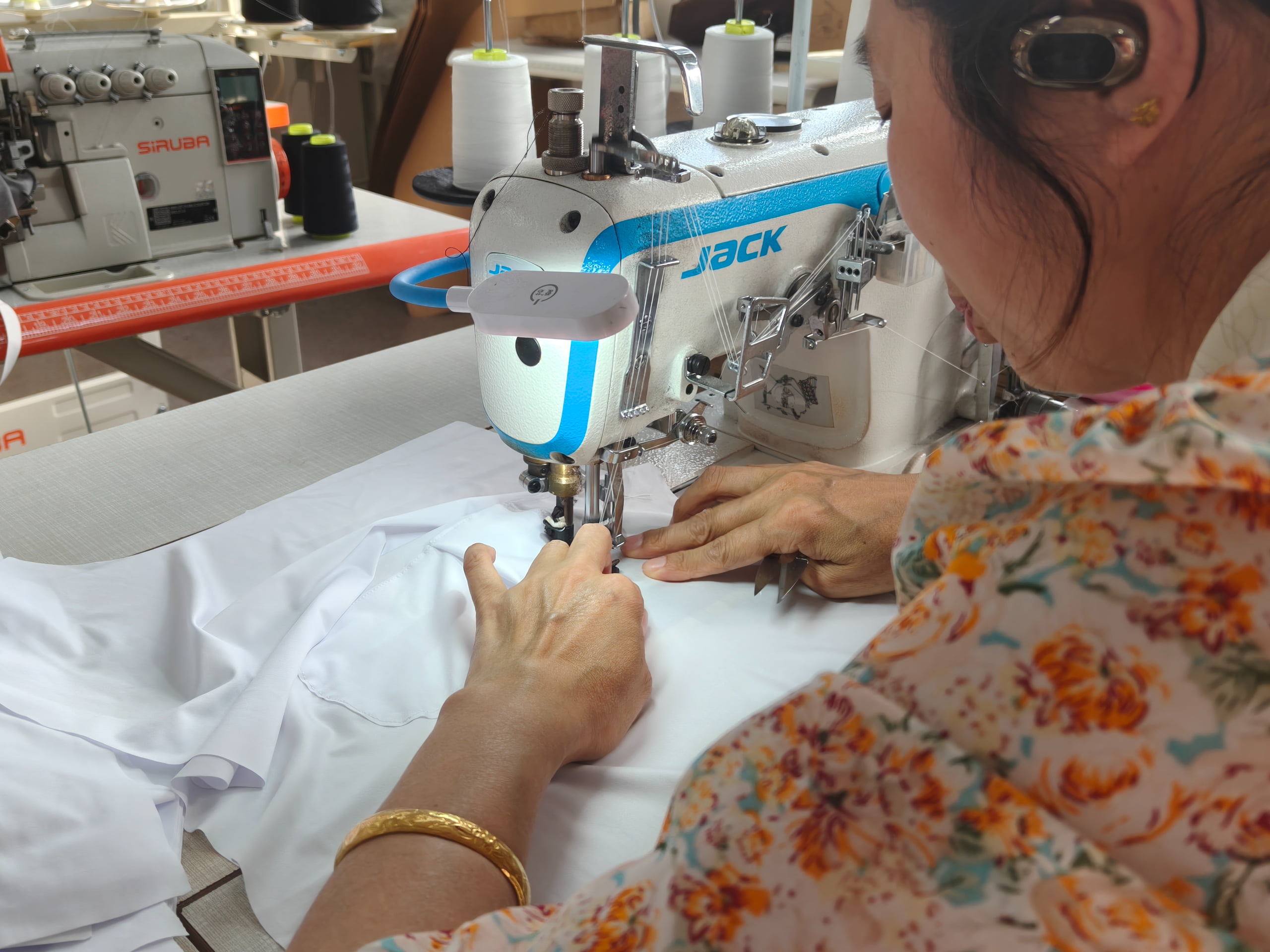 Jack flat sewing machine close-up with brand logo visible